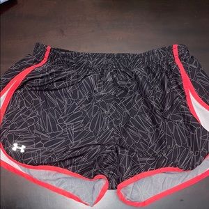 Under Armour Shorts — M